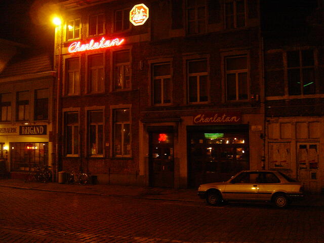 Verlichte gevel van Café Charlatan op de Vlasmarkt in Gent