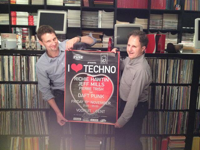 2 mannen tonen de affiche van I Love Techno in 1995 in Vooruit Gent