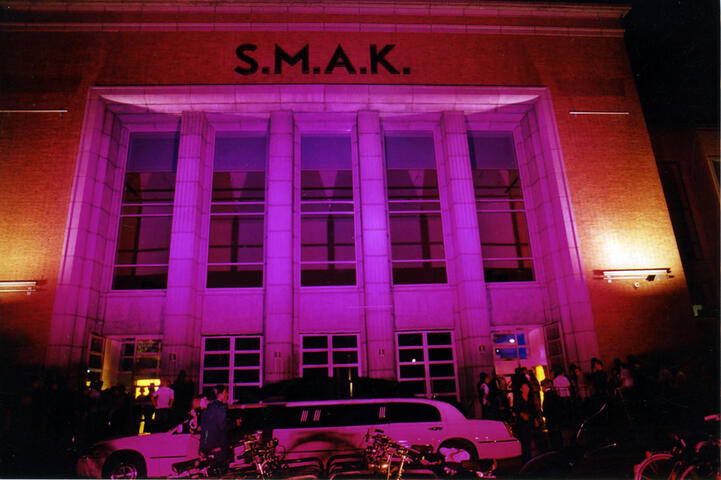 Gevel S.M.A.K. in roze neon verlichting in het donker - Belmondo Gent