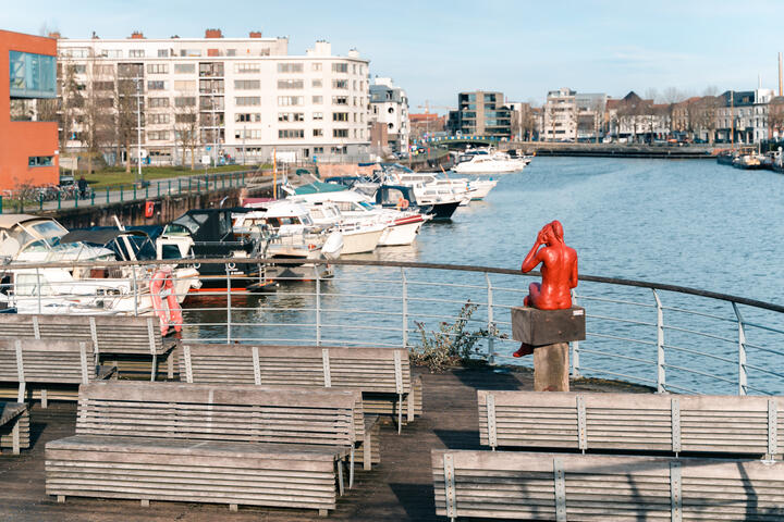 Kunstwerk Lorelei, rode meisje met koptelefoon, aan Portus Ganda