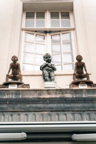 Bronzen beeldjes van de Gentse vrouwtjes pis (Lena en Luna) en manneke pis (Nestor)