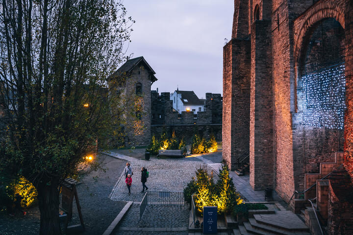 Gravensteen versierd met kerstlichtjes en verlichte kerstbomen