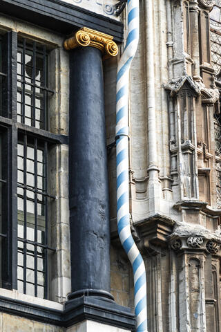 Blauw-witte regenpijp aan het Stadhuis van Gent