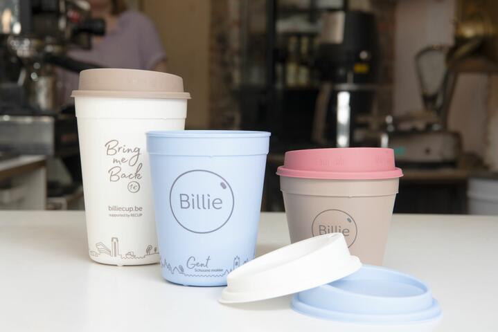 3 copas Billie Cup de diferentes tamaños sobre una mesa blanca