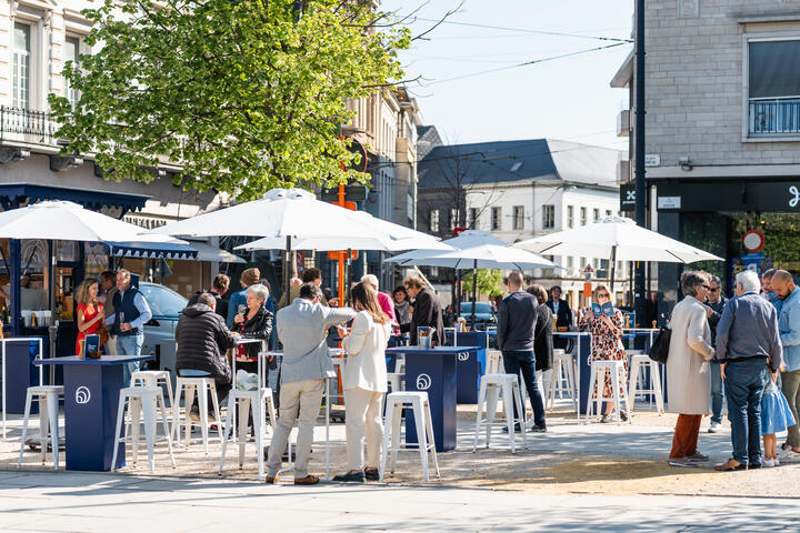 Personnes à une table au Kouter 