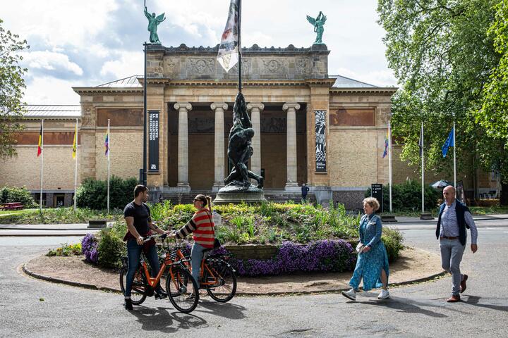 Cyclists and walkers in front of the Museum of Fine Arts