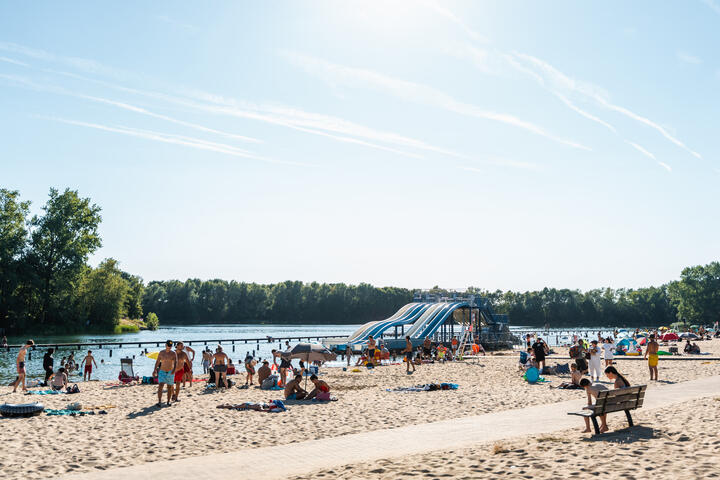 Gente en la arena en el Blaarmeersen