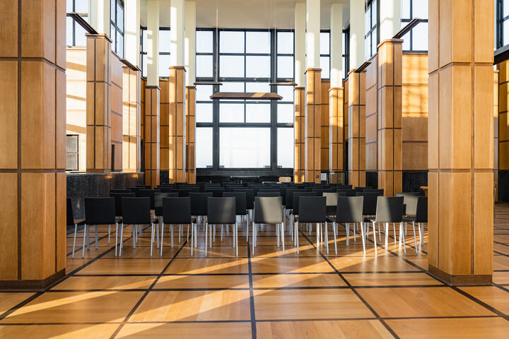 Chaises alignées au sommet de la Tour des livres