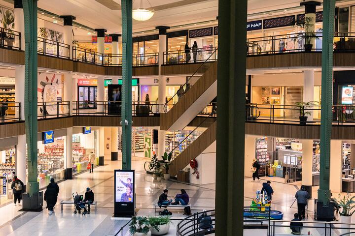 People at the Gent Zuid shopping centre