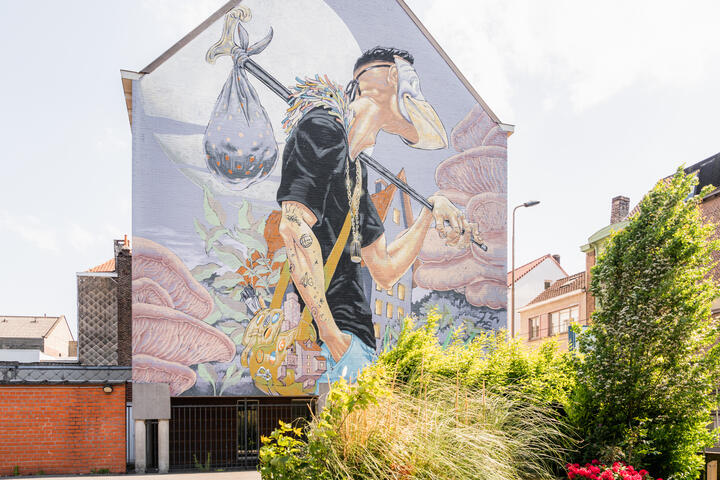 Kleurrijk street art werk in pastelkleuren op zijgevel van huis in Gent