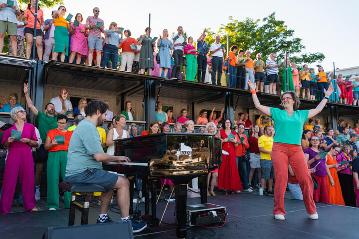Gentenaren zingen uit volle borst mee met "Allez, Chantéz" tijdens de Gentse Feesten