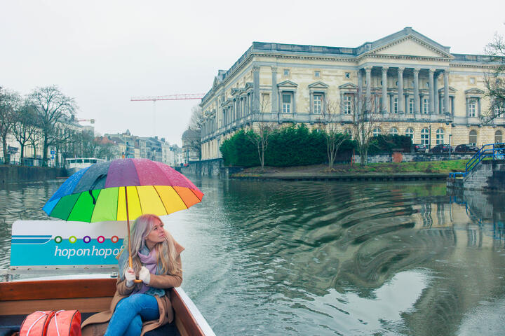 Sarah dans Le bateau-tram "hop on hop off" le long de l’ancien palais de justice en direction du site de Bijloke