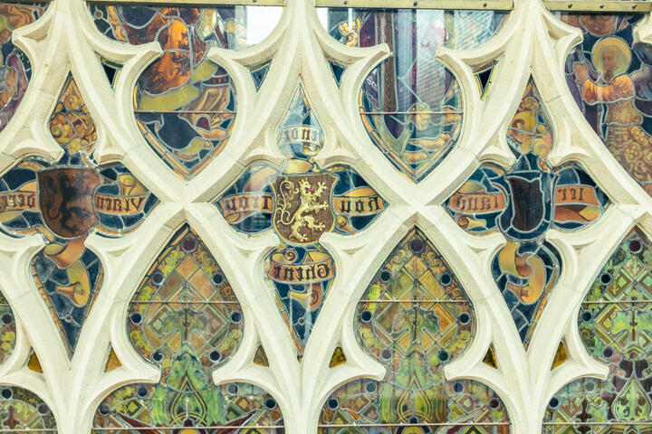 Glasfenster in der St.-Bavo-Kathedrale mit dem Wappen von Gent