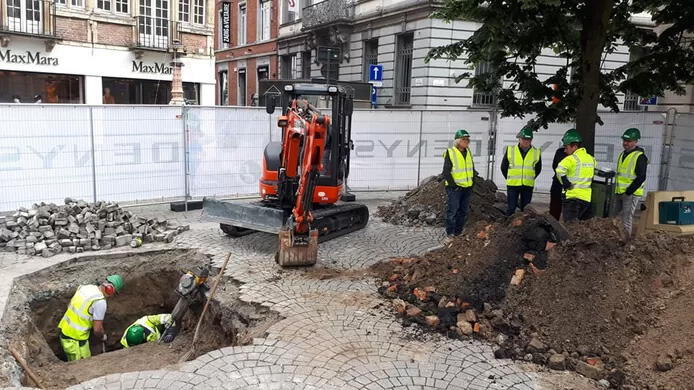 ©TVPG Arbeiders aan het werk bij opgravingen Kalandeberg op zoek naar het verdwenen paneel van het Lam Gods.
