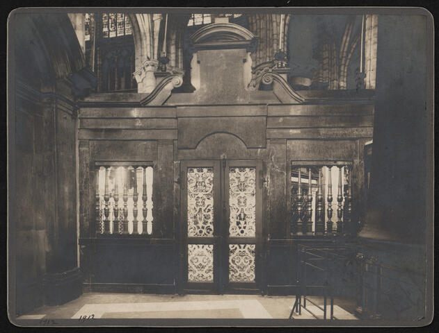 The Vijd-Borluut Chapel, with the wrought-iron fence of the covered Ghent Altarpiece on the right in the background.
