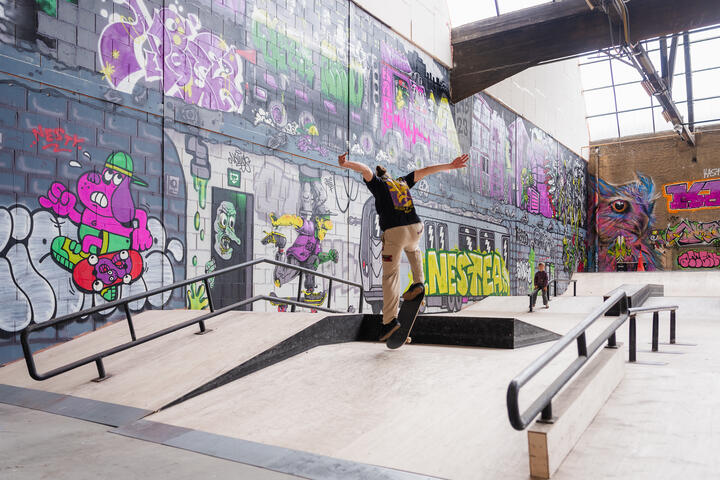Skater in het skatepark in Arsenaal
