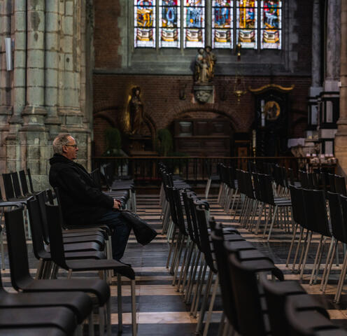 Chaises de Maarten Van Severen dans la cathédrale Saint-Bavon de Gand