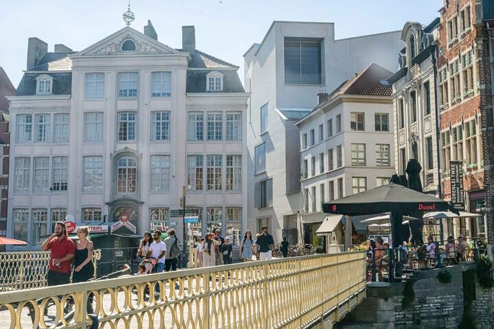Nieuwe vleugel van het Design Museum Gent aan de Korenlei