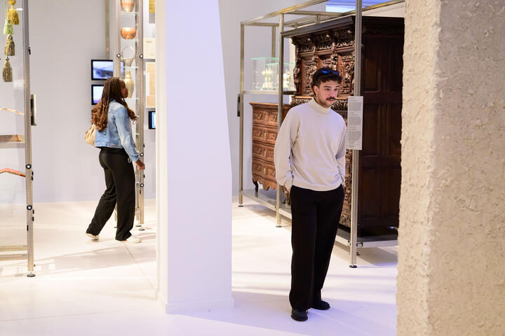 Twee personen lopen door vaste collectie van het Design Museum Gent