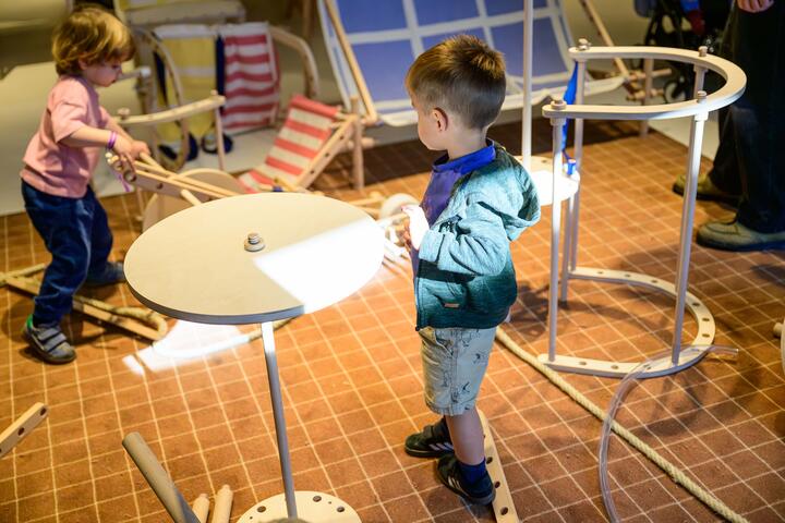 Twee kinderen gaan zelf aan de slag als designer in het Design Museum Gent met verschillende speelelementen.