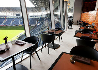 Restaurant Horseele met uitzicht op het voetbalveld van de Ghelamco arena.