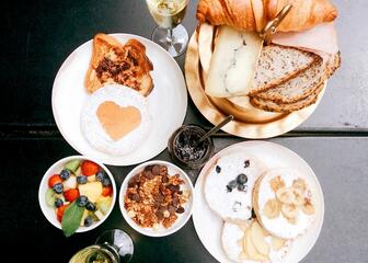 Zeer copieus ontbijt met ei, toast, croissant, brood, kaas, boter, muesli, vers fruit en pannenkoeken.