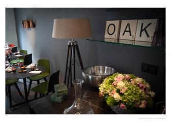 Interieur met bloemstuk en houten bordjes met de letters van OAK.