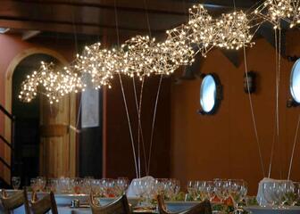 Lichtwerk hangt boven eettafel.