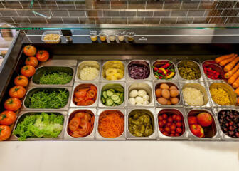 Saladebar met keuze uit verschillende groenten.