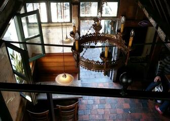 Binnenzicht op de kleine binnenruimte van café 't Galgenhuisje.