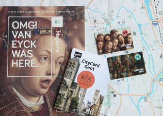 City map of Ghent folded open with on top the city guide and city cards (48 + 72) and the brochure of Van Eyck-year 2020