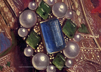 broche op lam gods met witte, groene en blauwe stenen