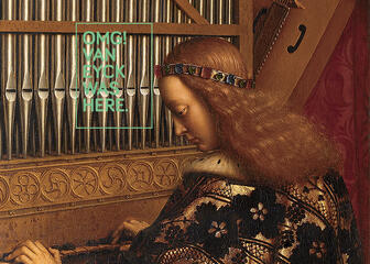 close-up van de engel die op het orgel speelt op het grote schilderij van de gebroeders van Eyck