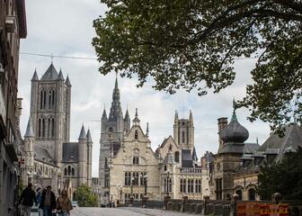 Zicht op de drie torens met de Sint-Michielsbrug, de Sint-Niklaaskerk, het Belfort en de Sint-Baafskathedraal