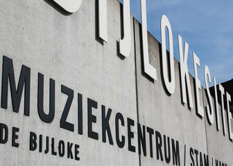 Een artistieke foto van het logo van muziekcentrum De Bijloke. 