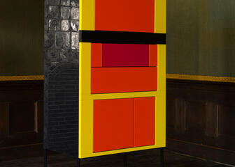 Moderne installatie in zwart, oranje, geel en rood.