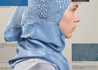 vrouw met lichtblauwe hoofddoek