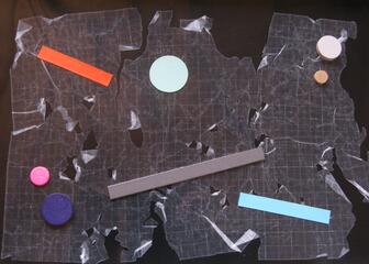Collage van gescheurd millimeterpapier en kleurrijke accenten