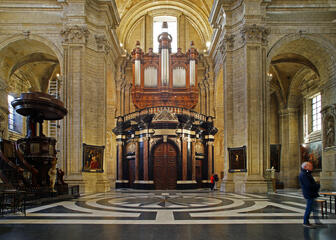 Ingang en orgel van de Onze-Lieve-Vrouw-Sint-Pieterskerk
