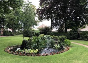 grote tuin met een vijvertje en fonteintje
