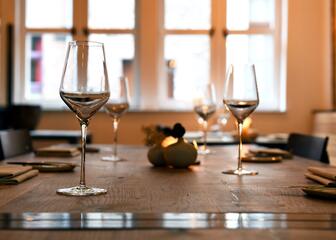 gedekte tafel met wijnglazen in een restaurant