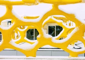 Detail van gele onregelmatige kronkels van het kunstwerk van Nick Ervinck.