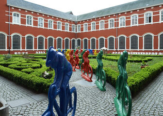 Standbeelden fietsers in de tuin van het Augustijnenklooster.