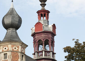 Torentje met rode balustrades van de Sint-Elisabethkerk in het Oud Begijnhof.