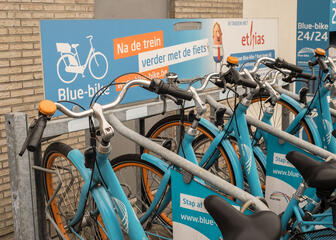 Fietsrek blue-bike op parking Dampoort station