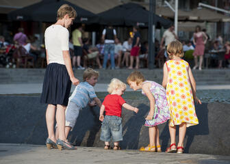 Moeder met kinderen aan fontein op het Sint-Baafsplein.