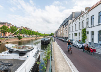 fietsen langs het kanaal