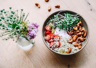 Bowl with tomatoes, cress and cashews