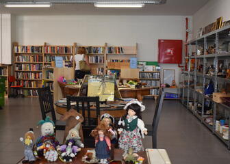 Boekenrekken en speelgoed in de Oxfam Shop