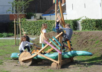 kinderen die aan het spelen zijn in een speeltuin